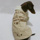 Manteau pour petit chien beige Oscar et Plume avec col en fausse fourrure et imprimé texte