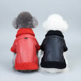 Cargar la imagen en la vista de la galería, Deux petits chiens portant un manteau pour petit chien en simili cuir rouge et noir avec col en fausse fourrure
