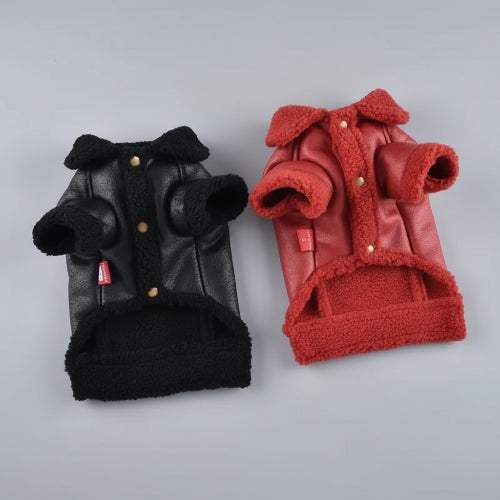 Manteau pour petit chien en fausse fourrure avec boutons et col en noir et rouge par Oscar et Plume