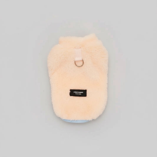 Manteau pour petit chien en peluche beige doux avec anneau métallique de la marque Oscar et Plume