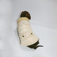 Cargar la imagen en la vista de la galería, Manteau teckel en crème avec col en fourrure, idéal pour les promenades en hiver
