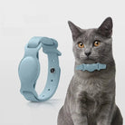 Collier Airtag pour chien en silicone bleu porté par un chat gris aux yeux orange