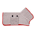 Carica l'immagine nel visualizzatore della galleria, Peignoir de bain pour chien gris à motifs zigzag avec bordure rouge de la marque Oscar et Plume
