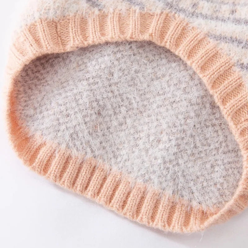 Pull chaud pour chien en laine douce avec un col en tricot et un design moderne