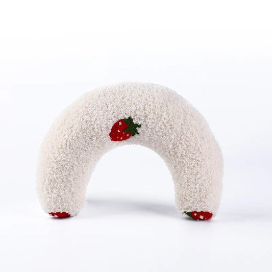 Oreiller doux pour chat en forme d'arc blanc avec broderies fraises rouges Oscar et Plume