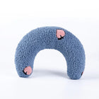 Oreiller doux pour chat bleu avec motif cœurs roses de la marque Oscar et Plume