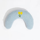 Oreiller doux pour chat bleu clair en forme de croissant avec broderie de deux fleurs jaunes