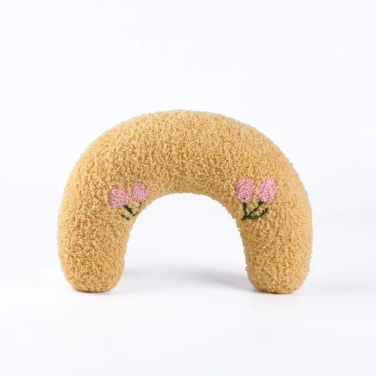 Oreiller doux pour chat en forme de croissant beige avec broderies de fleurs roses