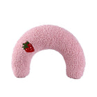 Oreiller doux pour chat rose en forme de croissant avec motif fraise brodé par Oscar et Plume