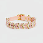 Collier tressé pour chien en rose et doré, élégant et confortable pour votre animal de compagnie