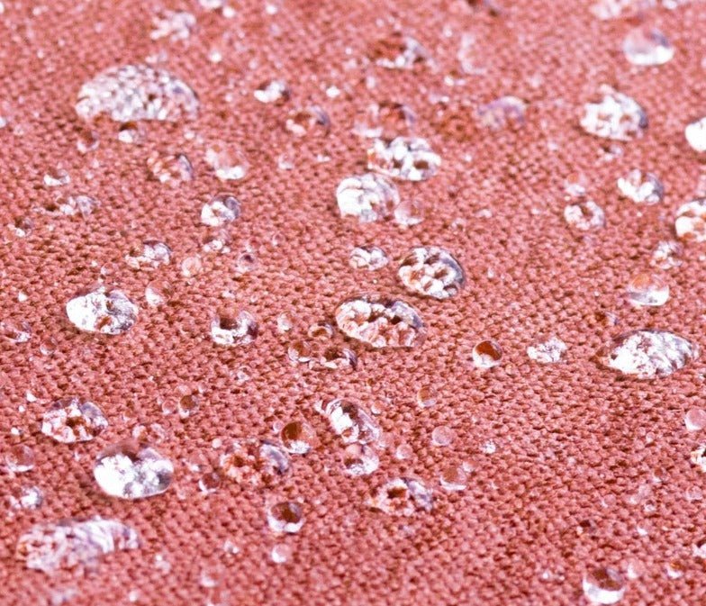 Tissu imperméable du panier chat velours Oscar et Plume avec gouttes d'eau visibles