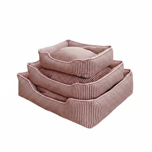 Panier chien déhoussable Oscar et Plume en tissu rayé rouge et blanc, empilés de trois tailles différentes