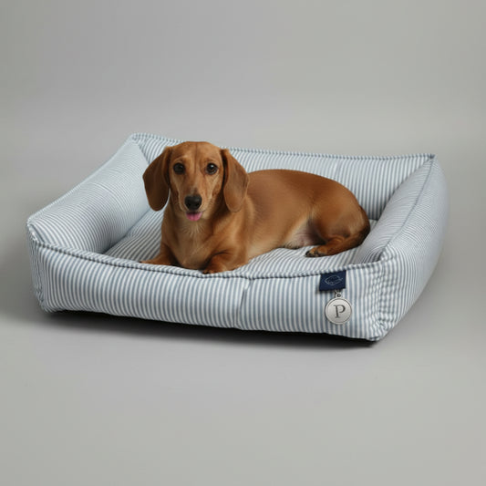 Panier Déhoussable pour Chien avec un design en rayures et un chien couché confortablement