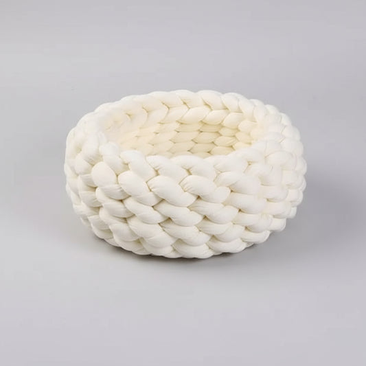 Panier design pour chat en tricot épais blanc crème Oscar et Plume posé sur sol en bois