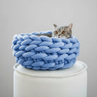 Panier design pour chat bleu tressé en tissu doux avec un chat à l'intérieur