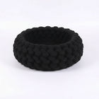 Panier design pour chat noir tricoté à la main, cosy et moderne, sur sol en bois avec décoration