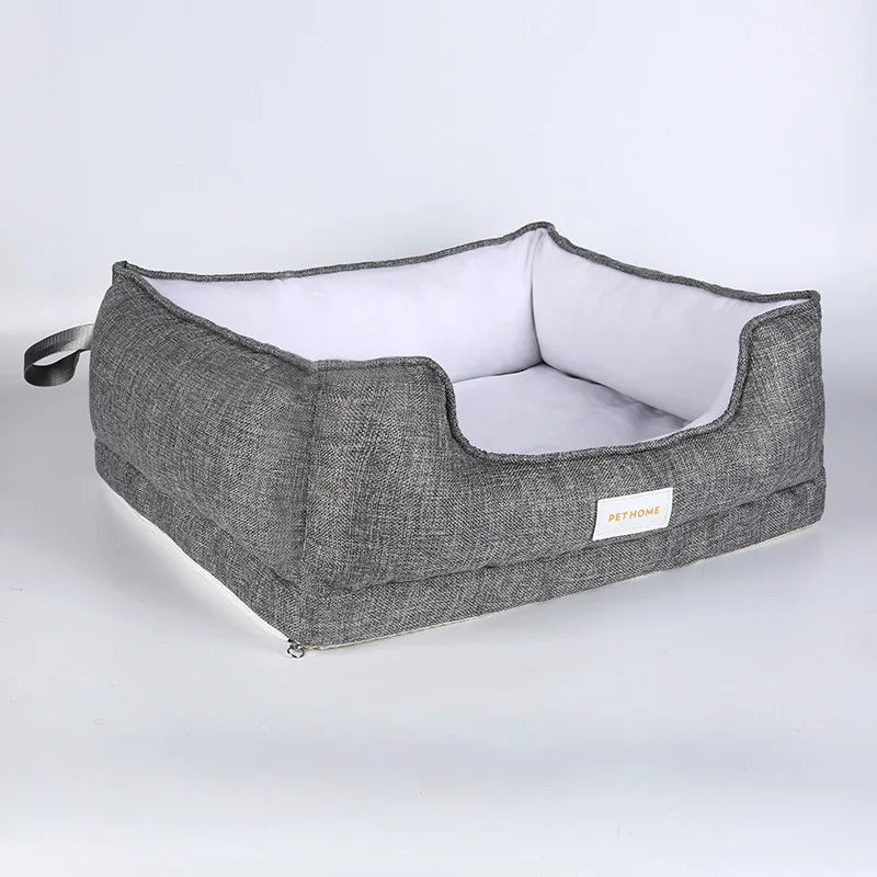 panier pour chien Oscar et Plume gris en tissu avec coussin blanc amovible et poignée pratique