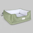 Charger l'image dans la visionneuse de la galerie, panier pour chien vert olive Oscar et Plume en tissu avec coussin blanc bords releves et poignee

