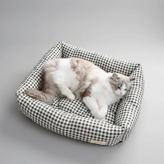 Panier vichy pour chien et chat Oscar et Plume avec un chat confortable allongé dessus
