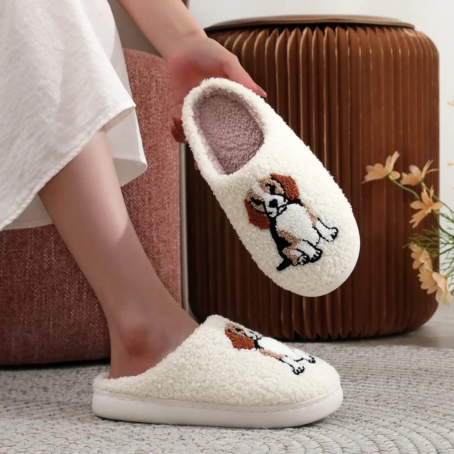 pantoufles beagle pour femme Oscar et Plume en moumoute creme avec beagle brode et interieur douillet
