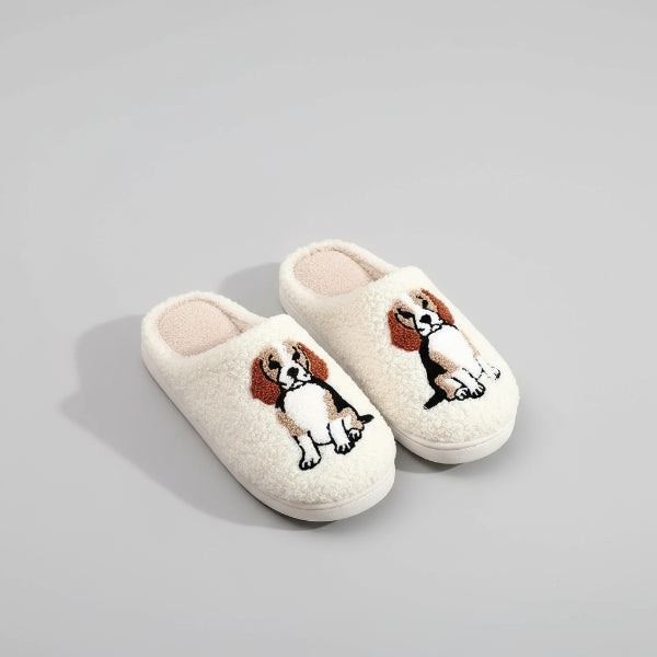 Oscar et Plume pantoufles beagle pour femme en fourrure creme avec motif beagle brode confort interieur