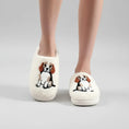 Cargar la imagen en la vista de la galería, pantoufles beagle pour femme en sherpa écru avec broderie de beagle et semelle antidérapante
