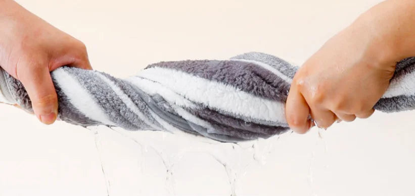 Peignoir absorbant pour chien de Oscar et Plume, idéal pour sécher votre animal rapidement après le bain