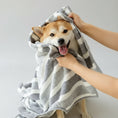 Charger l'image dans la visionneuse de la galerie, Chien adorable enveloppé dans un peignoir absorbant pour chien à rayures grises et blanches
