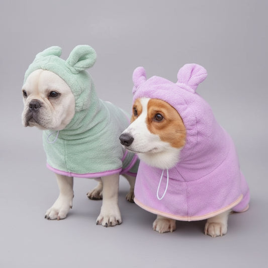 Deux chiens portant un peignoir chien absorbant à capuche avec oreilles vert menthe et rose séchage après bain