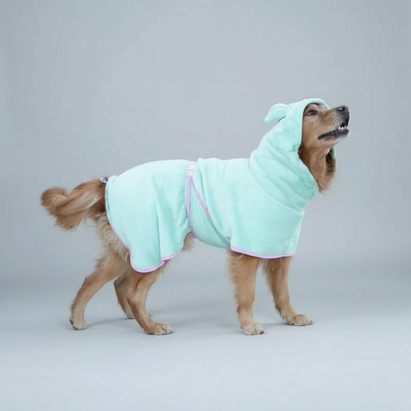 Golden retriever portant un peignoir chien absorbant menthe à capuche avec oreilles ceinture et bordure rose