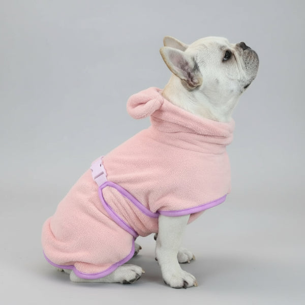 Chien bouledogue portant un peignoir chien absorbant rose à capuche en polaire Oscar et Plume
