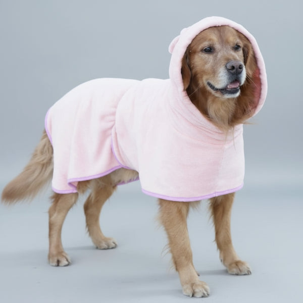 Chien golden retriever portant peignoir chien absorbant rose à capuche Oscar et Plume pour sortie après bain