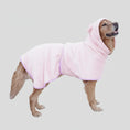 Charger l'image dans la visionneuse de la galerie, peignoir chien absorbant rose Oscar et Plume pour grand chien avec capuche en microfibre douce
