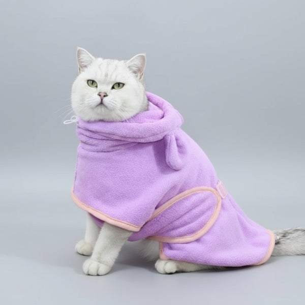 Chat blanc portant un peignoir chien absorbant violet clair avec capuche et bordures roses Oscar et Plume