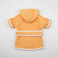 Carica l'immagine nel visualizzatore della galleria, Peignoir chien avec ceinture en orange doux, idéal pour garder votre animal au chaud après le bain
