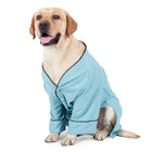 Chien Labrador beige portant un peignoir confortable pour chien bleu clair avec boutons
