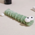 Carica l'immagine nel visualizzatore della galleria, Peluche à mâcher pour chat en forme de chenille avec des yeux expressifs et des textures douces

