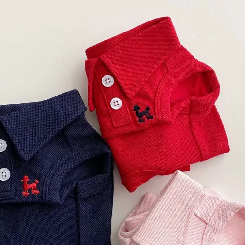 polo chien été en maille avec col et boutons disponibles en bleu marine, rouge et rose par Oscar et Plume