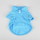 Polo léger pour chien en bleu clair avec col et boutons pour un look élégant