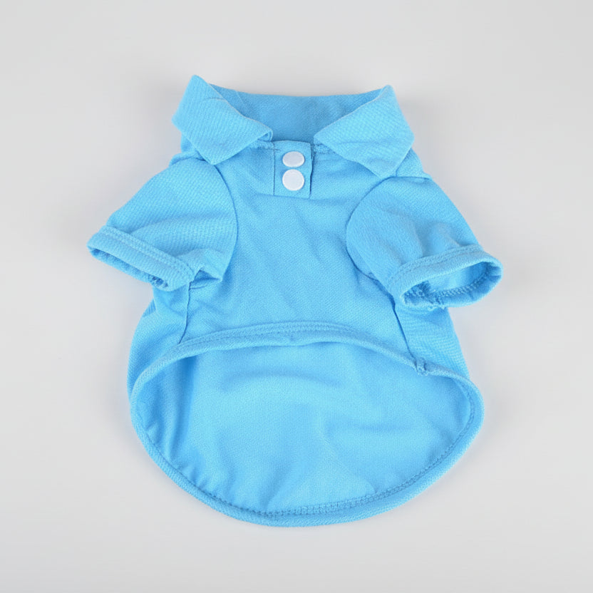 Polo léger pour chien en bleu clair avec col et boutons pour un look élégant