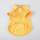 Polo léger pour chien jaune avec col et boutons pour un style décontracté