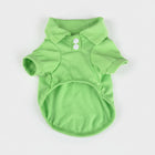 Polo léger pour chien en vert avec un col et des boutons pour un look élégant
