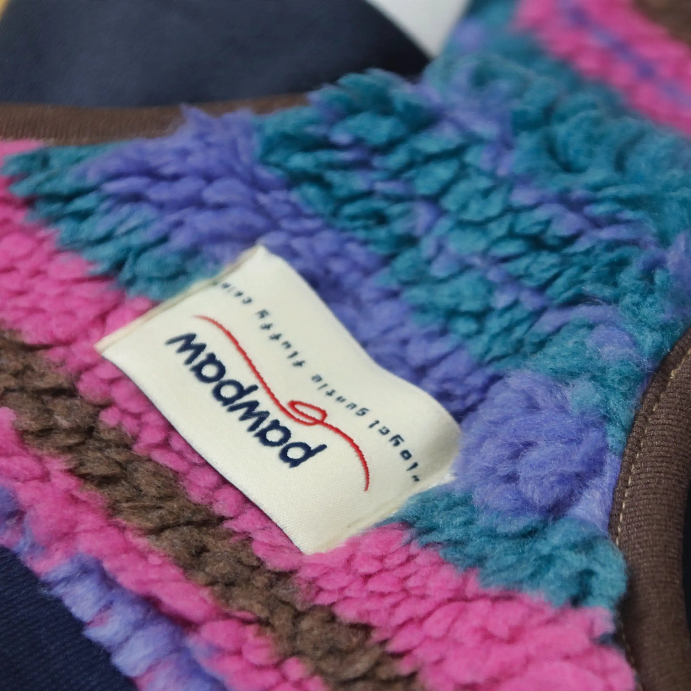 Gilet polaire pour chien petit avec un motif coloré et une étiquette de marque visible