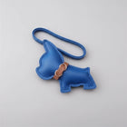 Porte clés bouledogue en cuir bleu avec un design minimaliste et des attaches en cuir