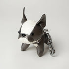 Porte-clés bouledogue en simili cuir gris et blanc avec détail clou argenté par Oscar et Plume
