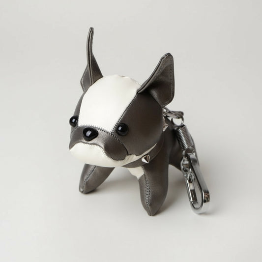 Porte-clés bouledogue en simili cuir gris et blanc avec détail clou argenté par Oscar et Plume