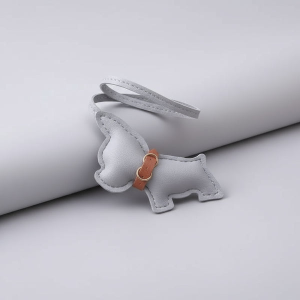 Porte clés bouledogue en cuir gris avec un design élégant pour les amoureux des chiens