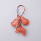Porte clés bouledogue en cuir marron avec un design mignon et original
