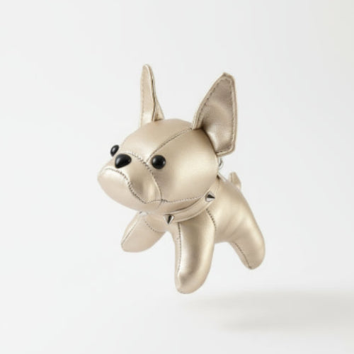 Porte-clés bouledogue en cuir doré tenu dans une main avec détails réalistes et design élégant