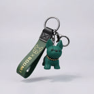 Porte-clés bouledogue vert avec bracelet tissu vert et détails dorés tenu en main